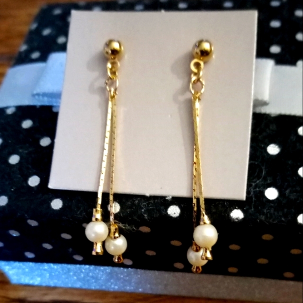 **Gold Tone w/White Beads Dangle Earrings